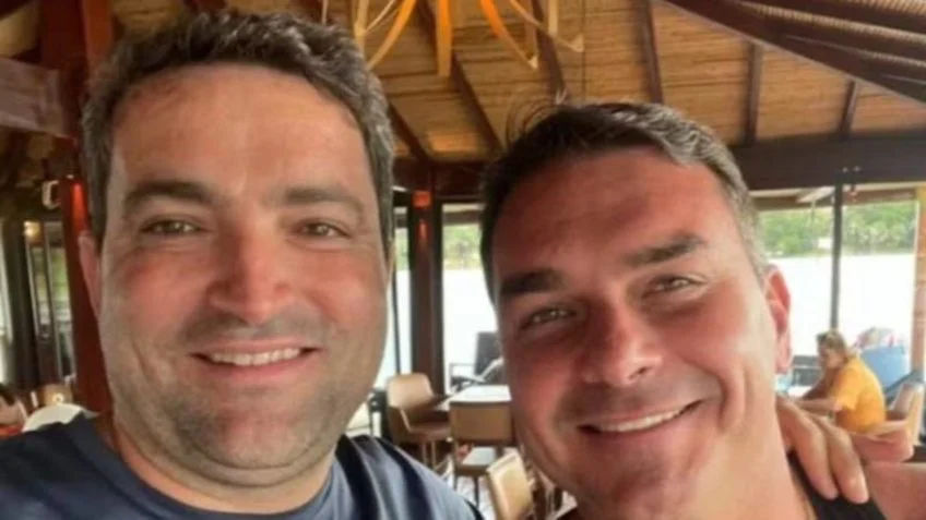 O advogado Willer Tomaz (à esq.) com o senador Flávio Bolsonaro (à dir.) - Foto reprodução de 2021.